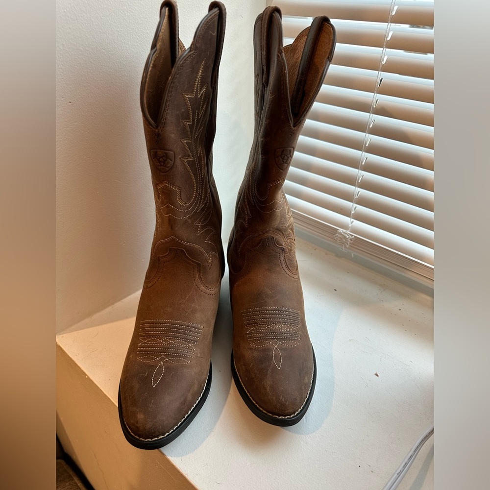 Ariat sz 6 women’s cowgirl boots never worn